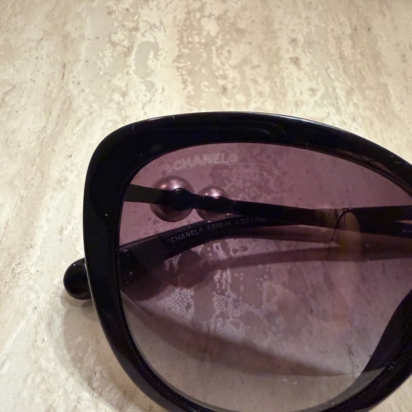 CHANEL Oversized Black Sunglasses with Dark Gradient Lenses - Picture 2 of 6